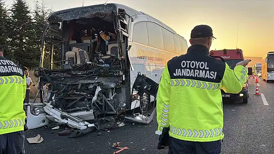 TEM'de yolcu otobüsü ile soğan yüklü kamyon çarpıştı: 1 ölü, 10 yaralı