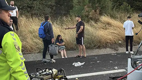 TEM'de yolcu otobüsü ile soğan yüklü kamyon çarpıştı: 1 ölü, 10 yaralı