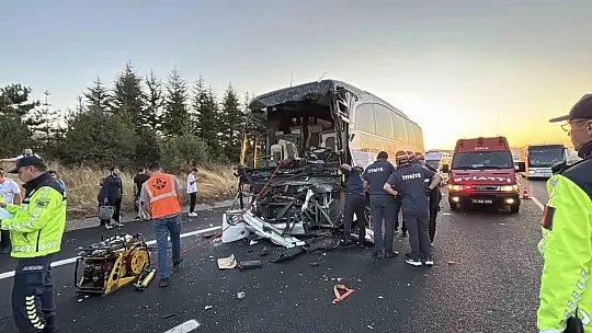 TEM'de yolcu otobüsü ile soğan yüklü kamyon çarpıştı: 1 ölü, 10 yaralı
