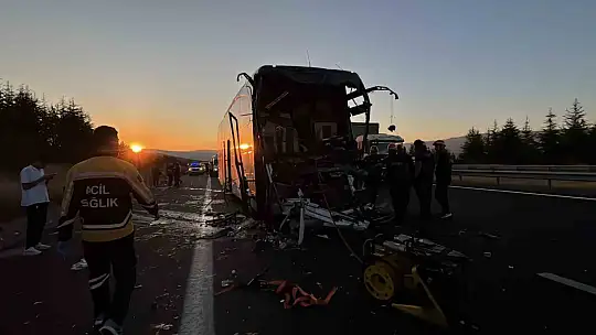 TEM'de yolcu otobüsü ile soğan yüklü kamyon çarpıştı: 1 ölü, 10 yaralı