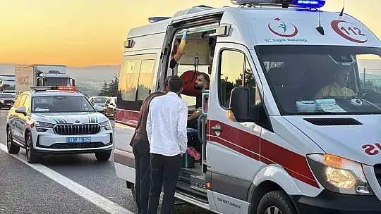 TEM'de yolcu otobüsü ile soğan yüklü kamyon çarpıştı: 1 ölü, 10 yaralı