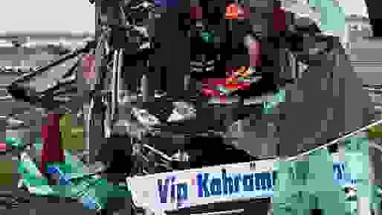 Yolcu otobüsünün bariyerlere çarptığı kazada ağır yaralanan kişi öldü