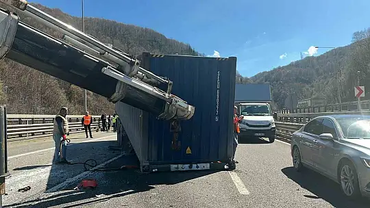 TEM Otoyolu'nda 5 aracın karıştığı zincirleme kaza: 5 yaralı