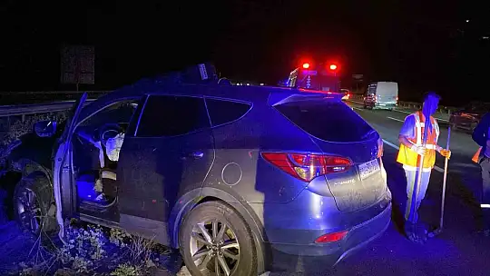 TEM Otoyolu'nda cip ile çarpışan tır, orta refüje devrildi: 2 yaralı