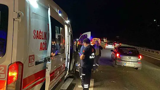 TEM Otoyolu'nda cip ile çarpışan tır, orta refüje devrildi: 2 yaralı