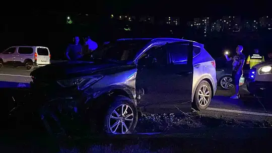 TEM Otoyolu'nda cip ile çarpışan tır, orta refüje devrildi: 2 yaralı