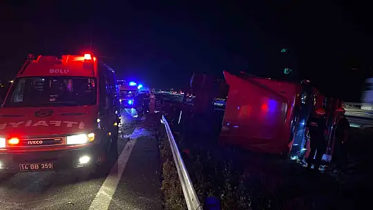 TEM Otoyolu'nda cip ile çarpışan tır, orta refüje devrildi: 2 yaralı
