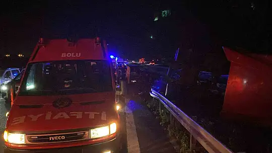 TEM Otoyolu'nda cip ile çarpışan tır, orta refüje devrildi: 2 yaralı