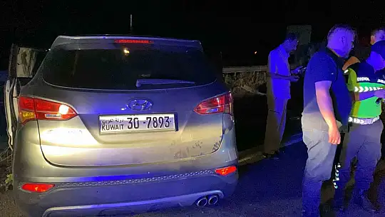 TEM Otoyolu'nda cip ile çarpışan tır, orta refüje devrildi: 2 yaralı