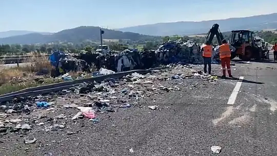 TEM Otoyolu'nda devrilen tırın dorsesindeki hurdalar yola saçıldı: 1 yaralı