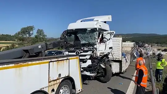 TEM Otoyolu'nda devrilen tırın dorsesindeki hurdalar yola saçıldı: 1 yaralı