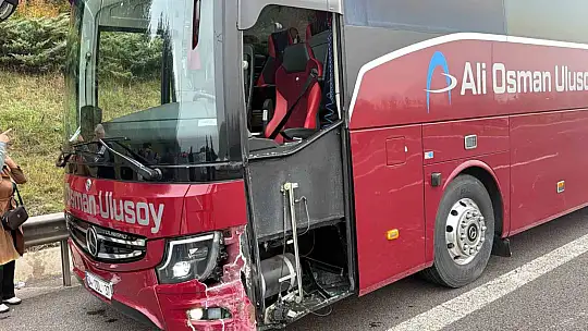 TEM Otoyolu'nda kamyonet, otomobil ve otobüs çarpıştı: 2 yaralı