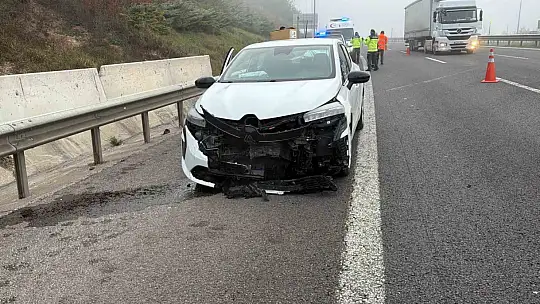 TEM Otoyolu'nda kamyonet, otomobil ve otobüs çarpıştı: 2 yaralı