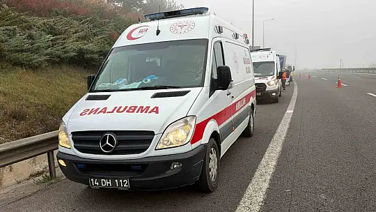 TEM Otoyolu'nda kamyonet, otomobil ve otobüs çarpıştı: 2 yaralı