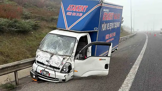 TEM Otoyolu'nda kamyonet, otomobil ve otobüs çarpıştı: 2 yaralı