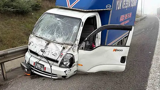 TEM Otoyolu'nda kamyonet, otomobil ve otobüs çarpıştı: 2 yaralı
