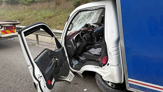 TEM Otoyolu'nda kamyonet, otomobil ve otobüs çarpıştı: 2 yaralı