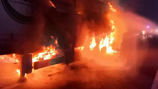 TEM Otoyolu'nda seyir halindeki tırın dorsesi alev alev yandı