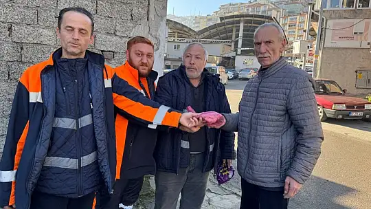 Temizlik işçileri, buldukları içi para dolu poşeti sahibine videolu görüşerek teslim ettiler