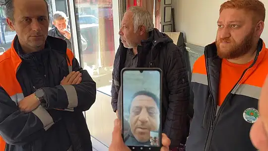 Temizlik işçileri, buldukları içi para dolu poşeti sahibine videolu görüşerek teslim ettiler