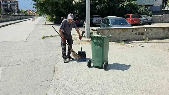 Temizlik işçisinin hayvan sevgisi takdir topladı