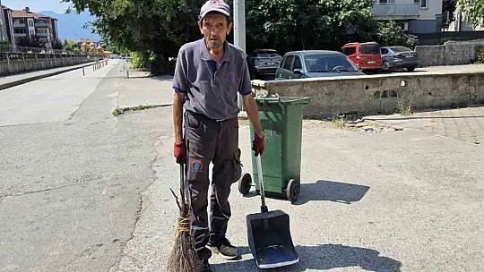 Temizlik işçisinin hayvan sevgisi takdir topladı