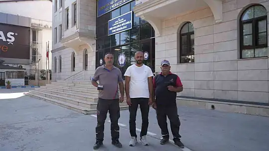 Temizlik personelleri buldukları cüzdanları polise teslim etti