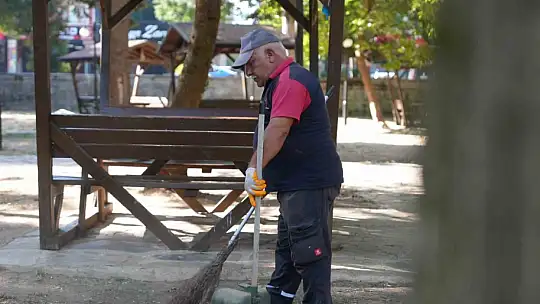 Temizlik personelleri buldukları cüzdanları polise teslim etti