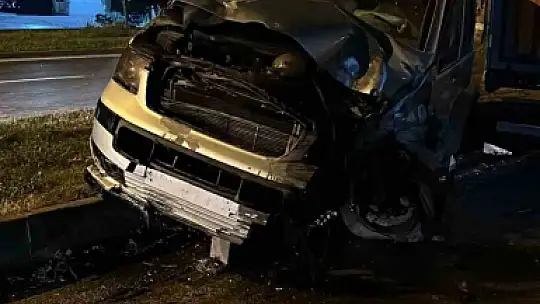 Ters istikamete giren araç ağaçlara çarparak durabildi: 1 yaralı