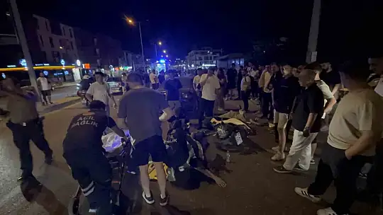 Ters şeritten U dönüşü yapan otomobil motosikletle çarpıştı: 2 yaralı