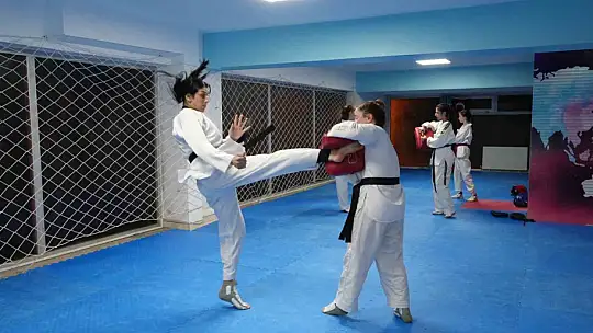 Tesadüfen tanıştığı taekwondoda Avrupa şampiyonu oldu, şimdi hedefi olimpiyatlar