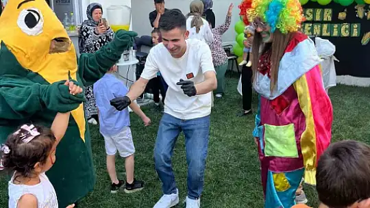 Tezgahından elde ettiği gelirlerle şehir şehir gezerek özel öğrencilerin gönüllerini kazanıyor