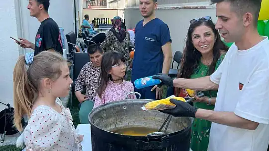Tezgahından elde ettiği gelirlerle şehir şehir gezerek özel öğrencilerin gönüllerini kazanıyor