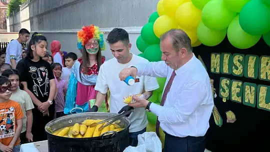 Tezgahından elde ettiği gelirlerle şehir şehir gezerek özel öğrencilerin gönüllerini kazanıyor