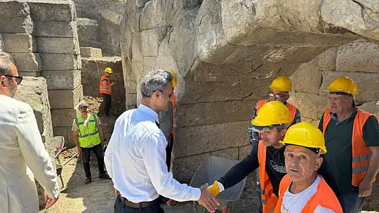 Tios Antik Kenti'ndeki amfi tiyatroda kazı çalışmaları devam ediyor