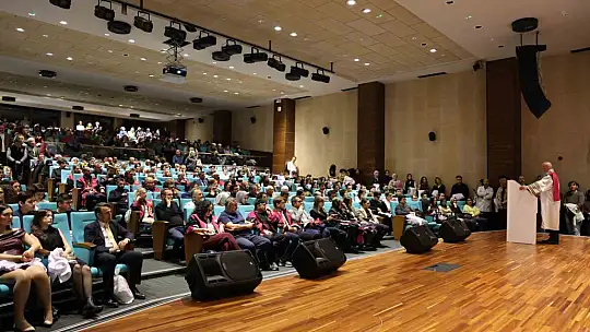 Tıp fakültesi öğrencileri beyaz önlüklerini giydi