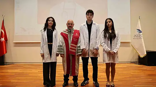 Tıp fakültesi öğrencileri beyaz önlüklerini giydi