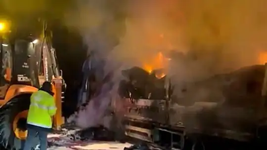 Tır alev alev yandı: Yol 3 saat kapalı kaldı