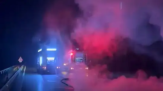 Tır alev alev yandı: Yol 3 saat kapalı kaldı