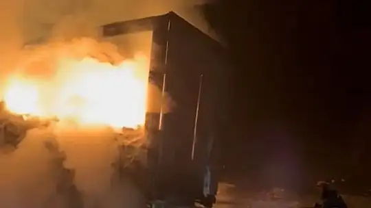 Tır alev alev yandı: Yol 3 saat kapalı kaldı