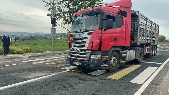 Tır ile kamyonet çarpıştı: 1 yaralı