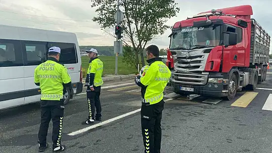 Tır ile kamyonet çarpıştı: 1 yaralı