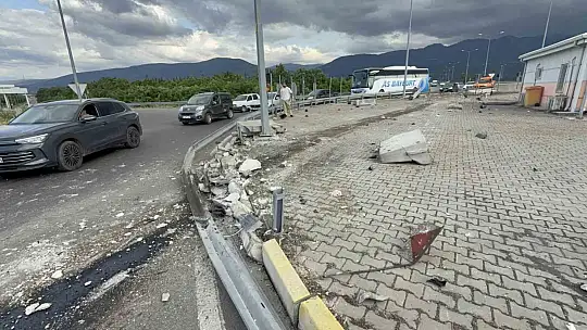 Tır, karayolları binasını teğet geçti: 1 tonluk beton blokları parçaladı