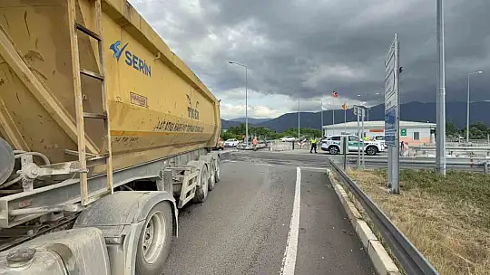 Tır, karayolları binasını teğet geçti: 1 tonluk beton blokları parçaladı
