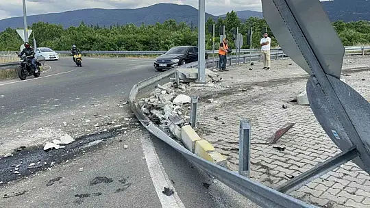Tır, karayolları binasını teğet geçti: 1 tonluk beton blokları parçaladı
