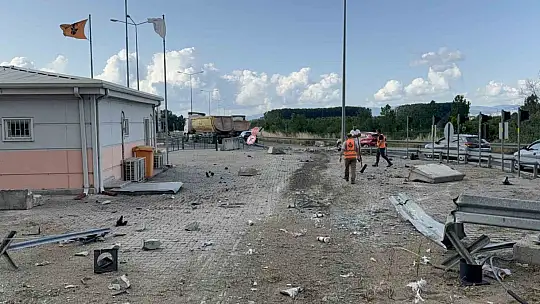 Tır, karayolları binasını teğet geçti: 1 tonluk beton blokları parçaladı