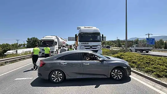 Tır, otomobili 60 metre sürükledi: Şans eseri yaralanan olmadı