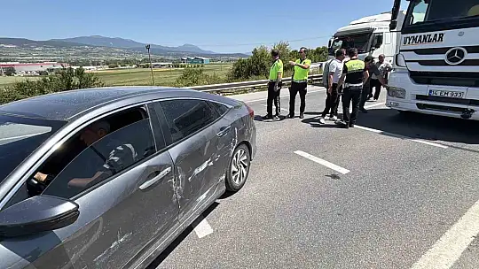 Tır, otomobili 60 metre sürükledi: Şans eseri yaralanan olmadı