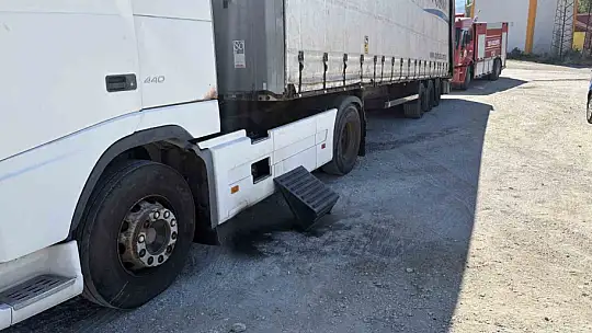 Tırda çıkan yangına, çevreden geçen beton mikseri yardıma koştu