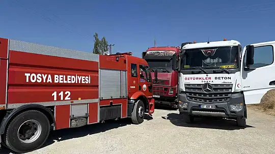Tırda çıkan yangına, çevreden geçen beton mikseri yardıma koştu
